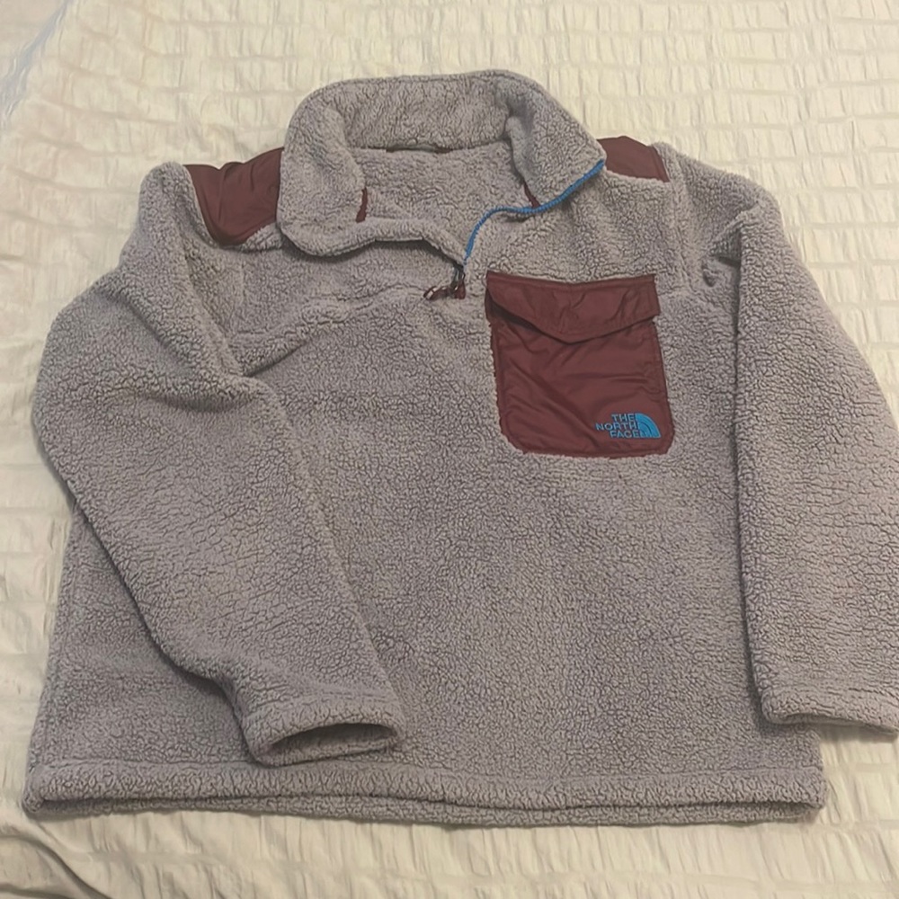Men’s fleece Northface pullover.